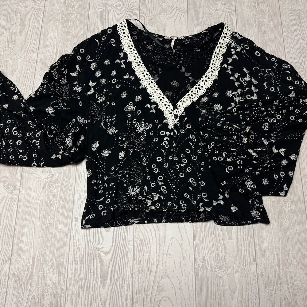 Free People balloon sleeve V-Neck button down crop top, Size M